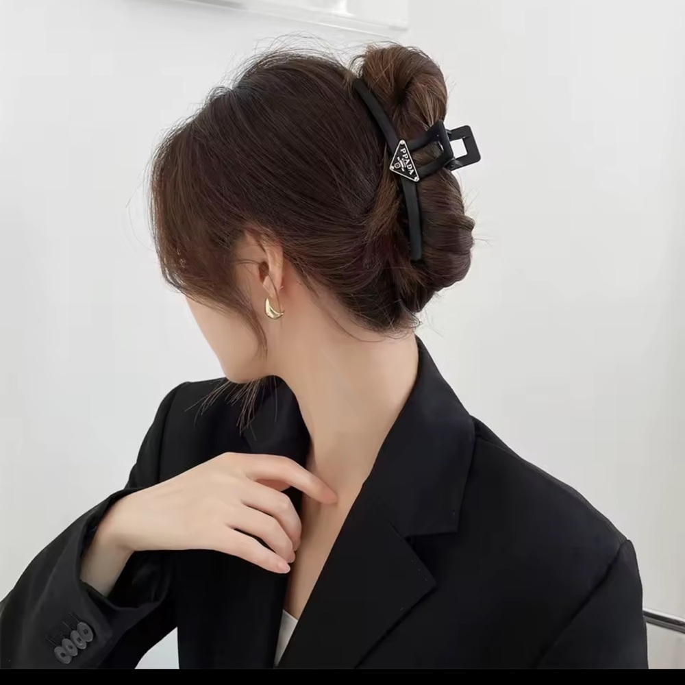 Black Hair Claw Clip - Picture 4 of 7